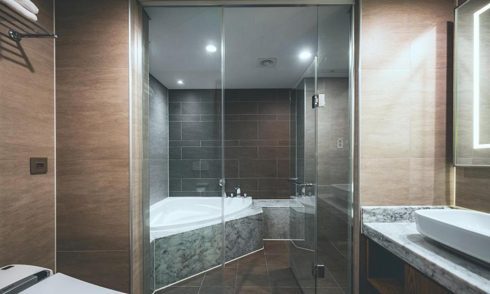 Wonju City Hotel Hyeoksin Экстерьер фото