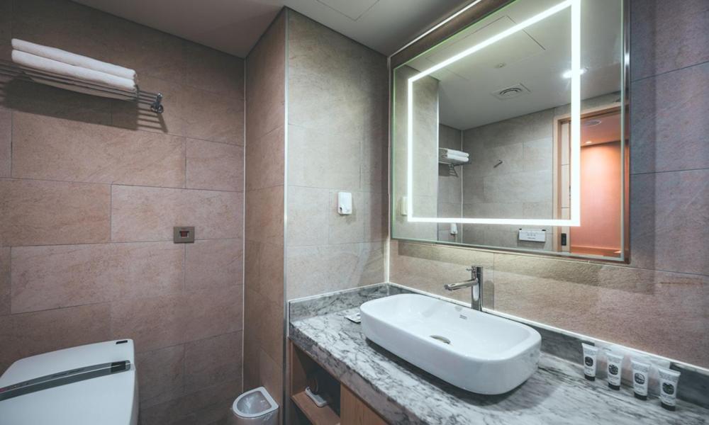 Wonju City Hotel Hyeoksin Экстерьер фото